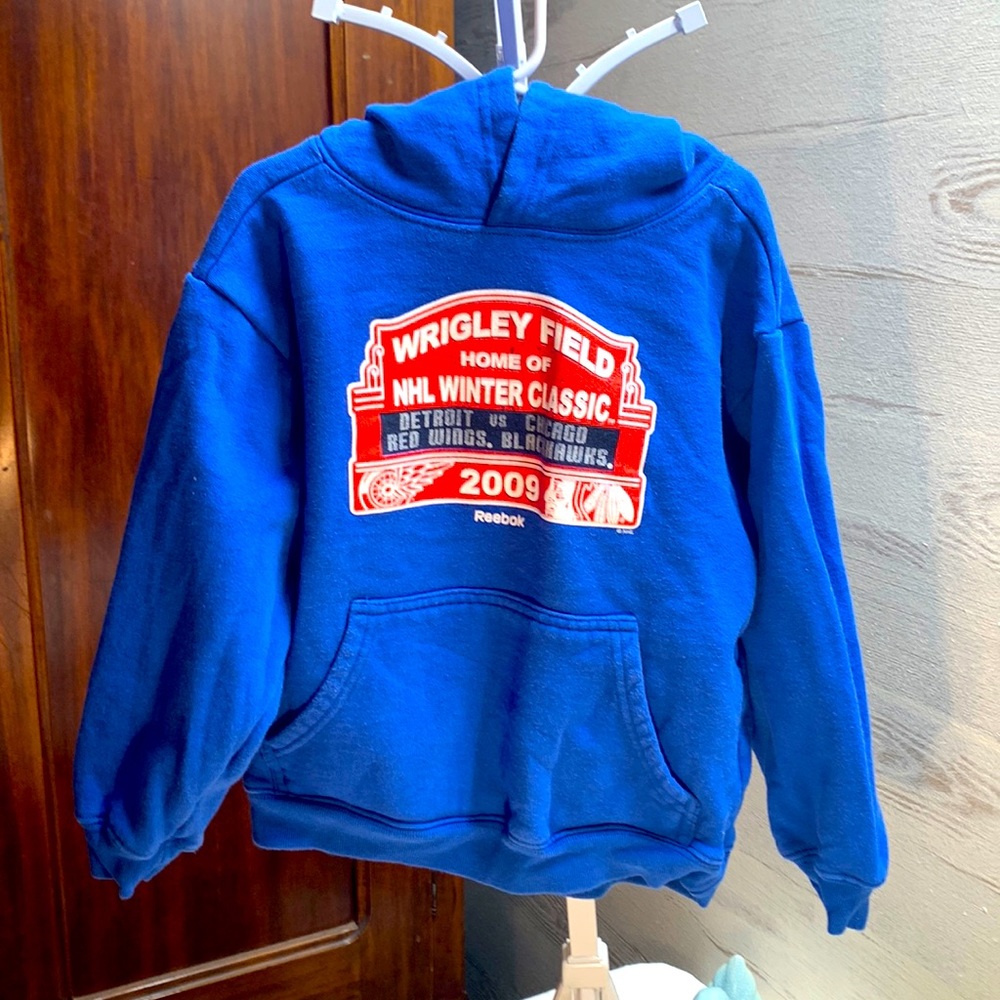 Boys Wrigley Field NHL winter classic 2009 Detroit vs Chicago. Royal blue Size S